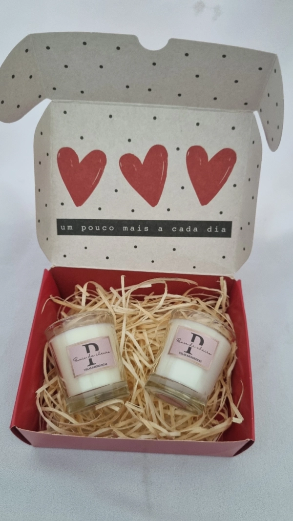 Kit Amo Você com duas velas aromáticas de 45 gramas cada.